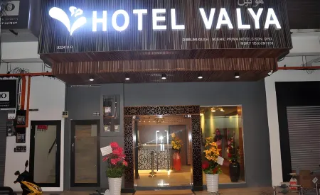 Valya Hotel, Kuala Terengganu Отели рядом с достопримечательностью «Universiti Sultan Zainal Abidin»