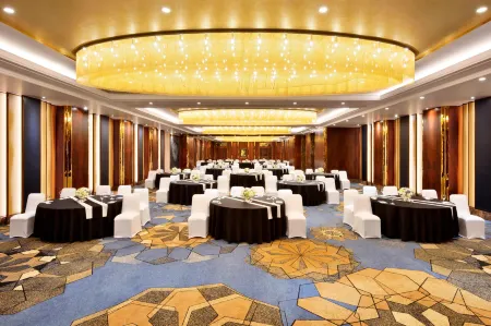 Sheraton Grand Pune Bund Garden Hotel Отели рядом с достопримечательностью «Шанивар Уода Форт»