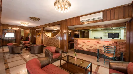 Iranshahr Hotel Отели рядом с достопримечательностью «Former U.S. Embassy»