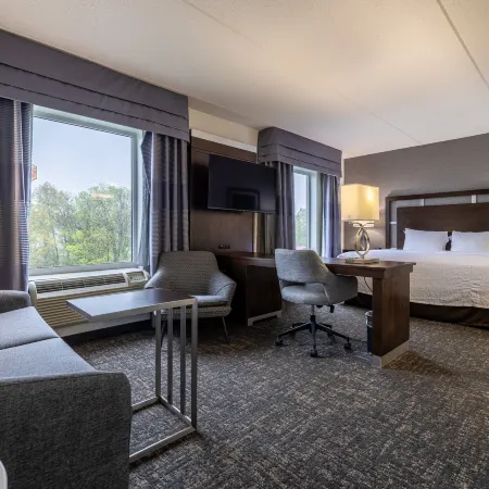 Hampton Inn & Suites Greensboro/Coliseum Area Отели рядом с достопримечательностью «Торговый центр Four Seasons»