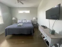 Updated 4bd/2ba, ocean views, LIFT, close beach access, Pet Friendly