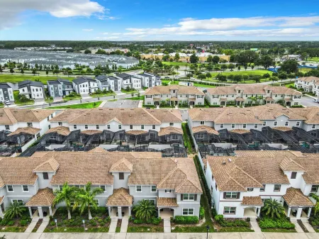 5BR Townhouse Near Disney Pool