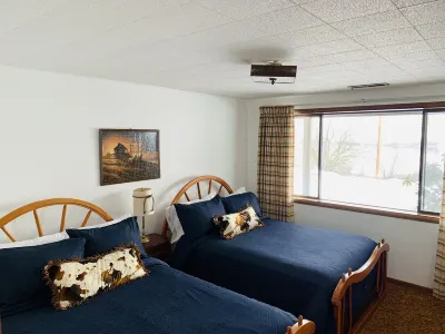 A place to GATHER on the Mighty Snake.  SPACIOUS 5 bedroom, Hot Tub and VIEW!
