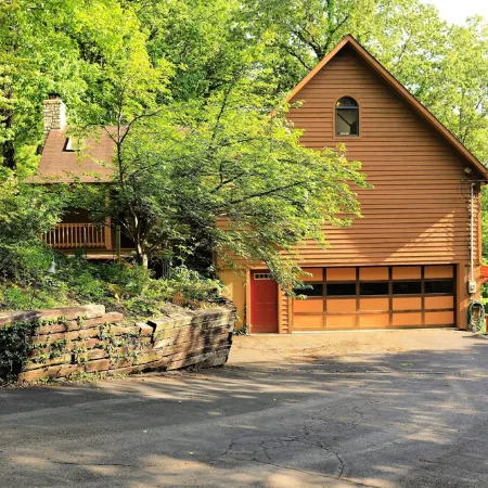 LUXURY Wooded Hilltop Hocking Hills Villa Lodge!