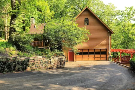 LUXURY Wooded Hilltop Hocking Hills Villa Lodge!