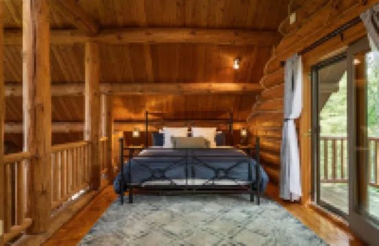 Secluded Log Cabin-Lake Michigan Views-Hot Tub & 11 Private Acres — Dogs Welcome