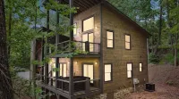 New Luxe Treetop Cabin  Hot tub  Near DT