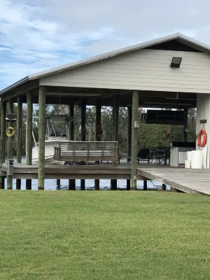 Pet Friendly house on Fish River, private pier with kayaks