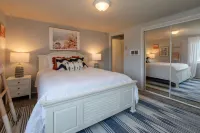 Riverfront, Hot Tub, SUP & Kayak, short walk to beach, fire pit, full office Hotels in Pacific City