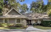 Beautifully Renovated, One Story, Private Pool w/Spa. 15 min. easy walk to Beach