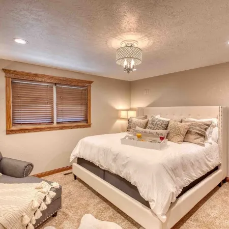 Leather&Spruce - Luxury Lake area fun funky home with amenities. Great for 2-18!