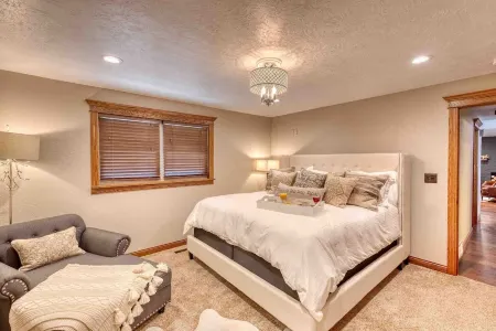 Leather&Spruce - Luxury Lake area fun funky home with amenities. Great for 2-18!