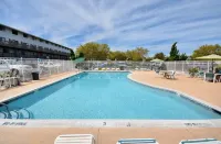 Lovely Renovated 2-Level Condo + Pool + Steps to the Beach!