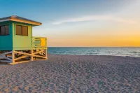 Perfect home away, modern amenities, ~ Heated Pool ~ Close to S. Venice Beach