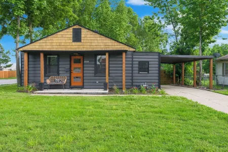 Kings, Kitchens & Comfort In Modern Cedar Home Отели в г. Джоплин