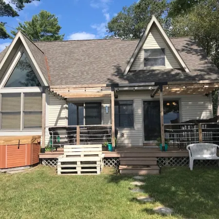 East Twin Lake House - Kayak, SUP - 2 Minutes to town