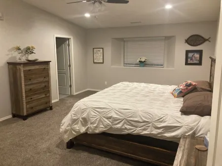 Cozy 3-bedroom house in Page with onsite parking for 4 vehicles with trailers. Отели рядом с достопримечательностью «Хорсшу Бенд»