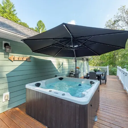 Hot Tub+Fire Pit, WiFi, Close to Avl+Burnsville! Perfect Location! Easy Access!
