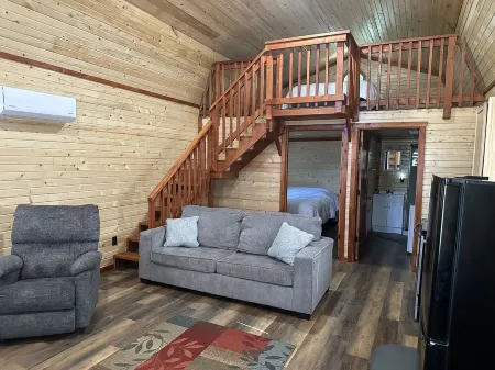 Green cabin close to University of Central Missouri and Whiteman AF Base Отели в г. Johnson County