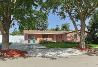 Casa Bay-Spacious Family Friendly 4 Bedroom Home with Ultimate Backyard Fun!