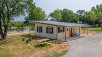 River front comfort at Lucinda's Cabin Hotel dekat Uptown Durant Center