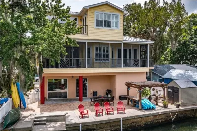 Bigfoot Bungalow -Enjoy being directly on the clear waters of Weeki Wachee River