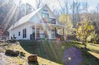 The White Cabin: In the Woods, Close to Town Hotels near Ruby Falls
