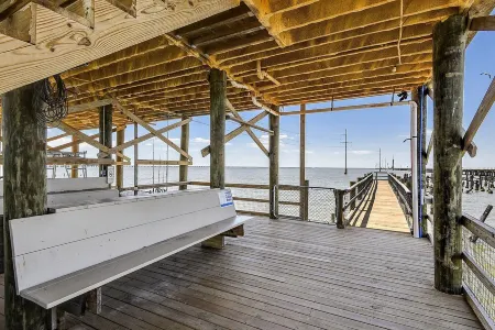 LAKE House with Private Heated Pool, Great for Family Gatherings. Best View!