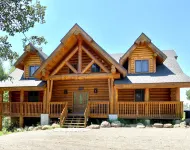 Ashton Bear-a-dise. Spacious retreat close to fishing, hiking, National Parks
