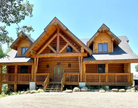 Ashton Bear-a-dise. Spacious retreat close to fishing, hiking, National Parks