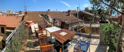 Spacious historic apartment with rooftop terrace Maremma附近的飯店