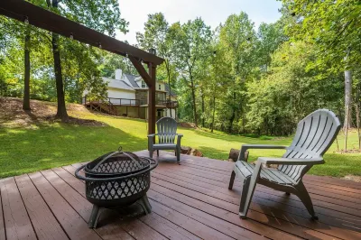 Charming Lakehouse /w boat dock and heated pool Hotel dekat Lake Lanier Islands