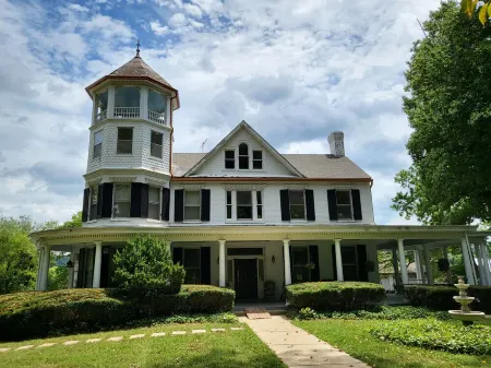 Roomy & Comfy Farmer's Suite in the Manor House!