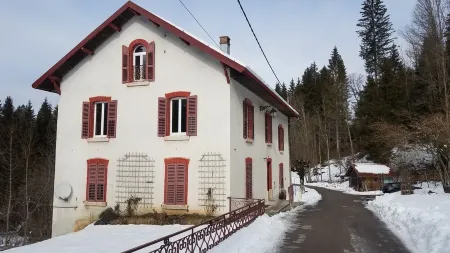 LE LYNX in a charming property in the heart of the Source-Bleue site Отели в г. Монперё
