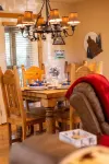 Relaxing, quiet cabin with jacuzzi, arcade and golf