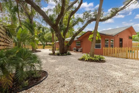 Pet Friendly Tropical Villa, Heated Salt Pool