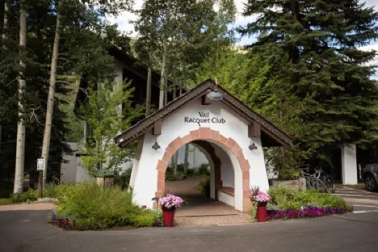 Top-Floor Alpine Condo • Mountain Views • on Free Bus Line • Perfect for Couples