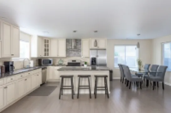 EXPLORE CO-Perfect for fams/groups. Close to DIA.