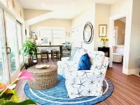 Charming cottage overlooking the bay in Padanaram Village. Hotel a Dartmouth