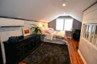 Cozy farmhouse! Pool table, fire pit, minutes to Lake James, downtown Marion!