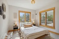 Gorgeous 4 bed/3ba home close to Fish Creek! Hotels near O'Meara's Irish House LLC