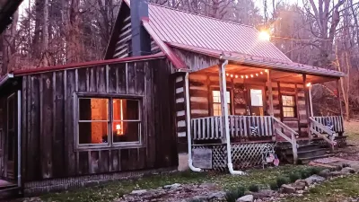 Little Cabin on Huckleberry, 1800s Rustic Log Cabin WIFI Fireplace AC Smart TV Hotels near Flying J Travel Center