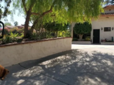 Detached guest house on private gated Spanish Estate with a pool, Temecula close フォールブルックのホテル