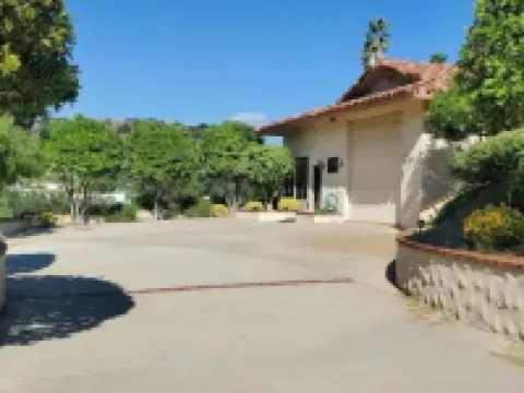 Detached guest house on private gated Spanish Estate with a pool, Temecula close フォールブルックのホテル