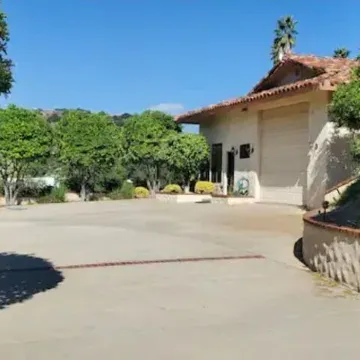 Detached guest house on private gated Spanish Estate with a pool, Temecula close