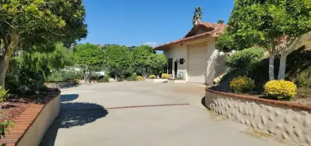 Detached guest house on private gated Spanish Estate with a pool, Temecula close