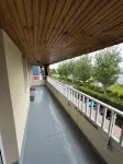 Large modern F3 - near port