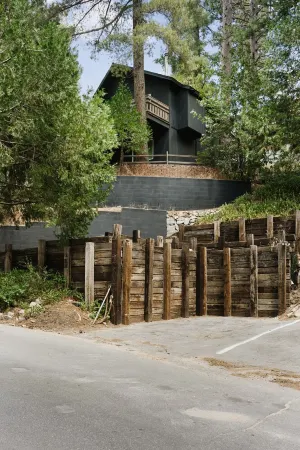 Modern Designer Cabin +EV Charger & Arcade - 3mi to Lakes Arrowhead & Gregory