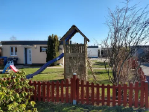 Bungalow 58 sqm, 300 m from the beach and subtropical bathing paradise, WLAN โรงแรมในTossens