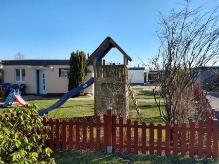 Bungalow 58 sqm, 300 m from the beach and subtropical bathing paradise, WLAN Отели в г. Тоссенс